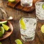 Lad firmagaven indeholde gin og andet spiritus