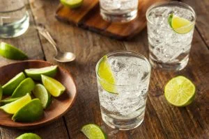 Read more about the article Lad firmagaven indeholde gin og andet spiritus
